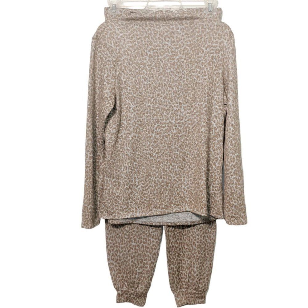Women’s Lounge Set leopard top (Sz Large) and pants (Sz Med)